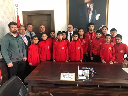  Grekoromen Güreş Türkiye Şampiyonasına Katılan Tosunlar Ortaokulu Gençlik ve Spor Kulübü Sporcularımızın Kaymakamlığımıza Ziyareti